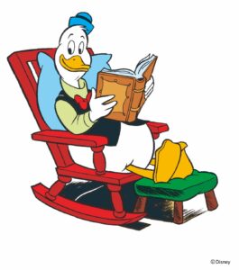 Guffen som leser en bok i godstolen.